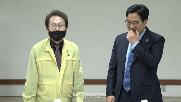 을지로위원회 간담회에 방문한 조희연 교육감과 인사하는 우원식 의원