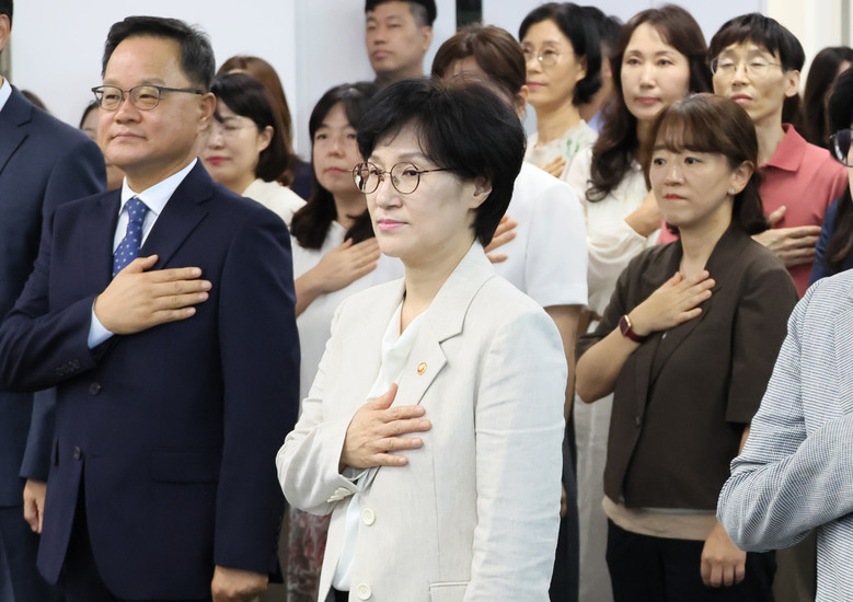 원민경 신임 여성가족부 장관 "강한 ...