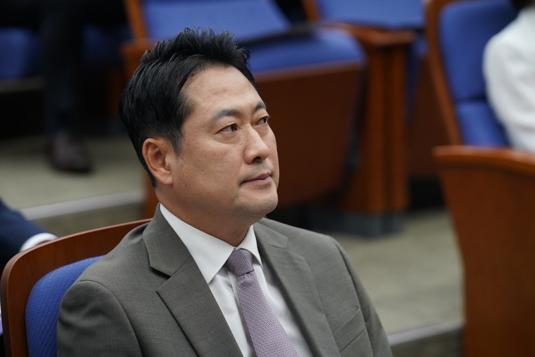 의원총회 참석한