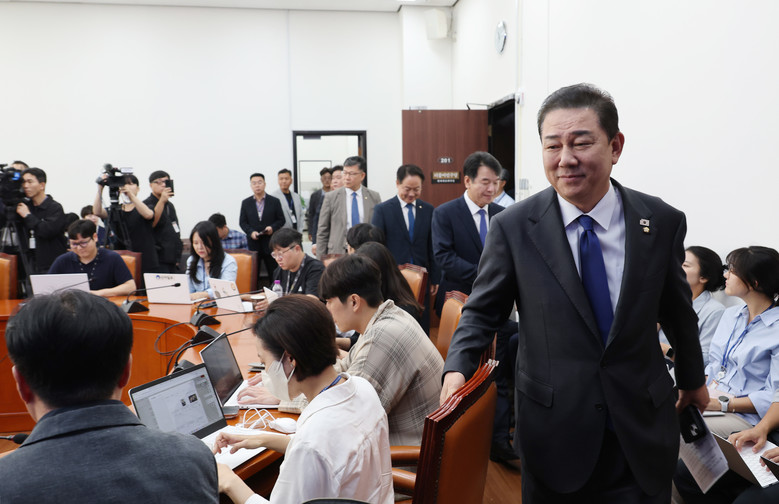 민주당, 조희대 대법원장 의혹 숨고르...