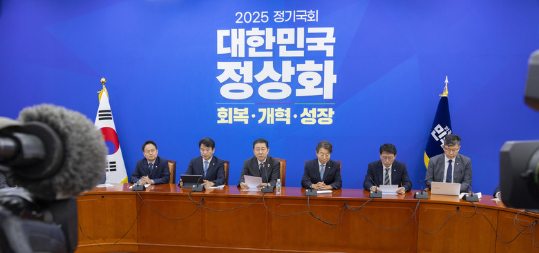 원내대책회에서 발언하는 김병기 원내대표
