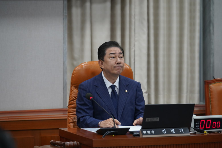 운영위 전체회의 참석한 