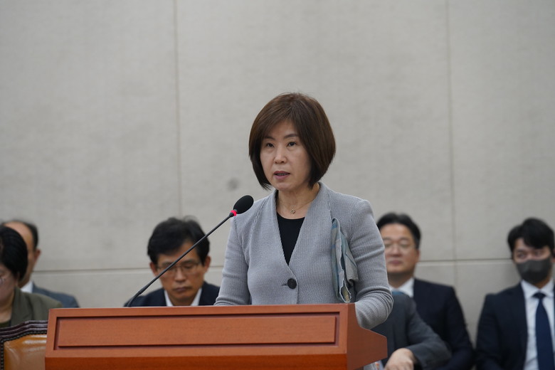 심사보고하는 