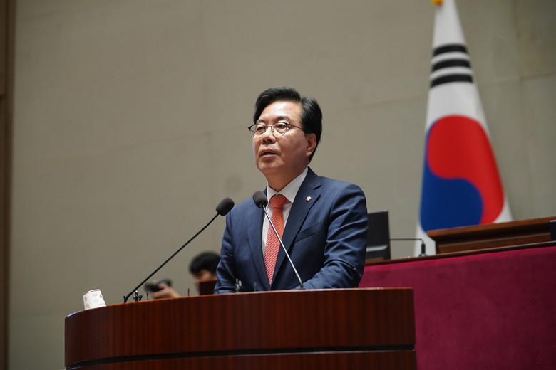 발언하는 