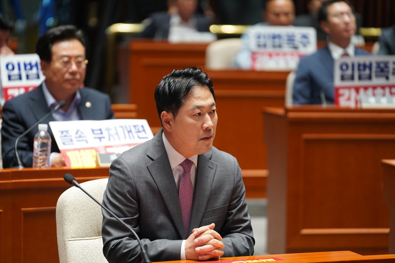 의원총회 참석한 