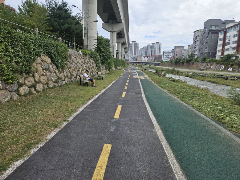 용인특례시 처인구, 하천 산책로 제초...