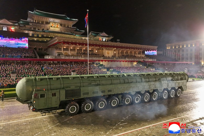 북한, 열병식서 미사일 능력 과시"새...