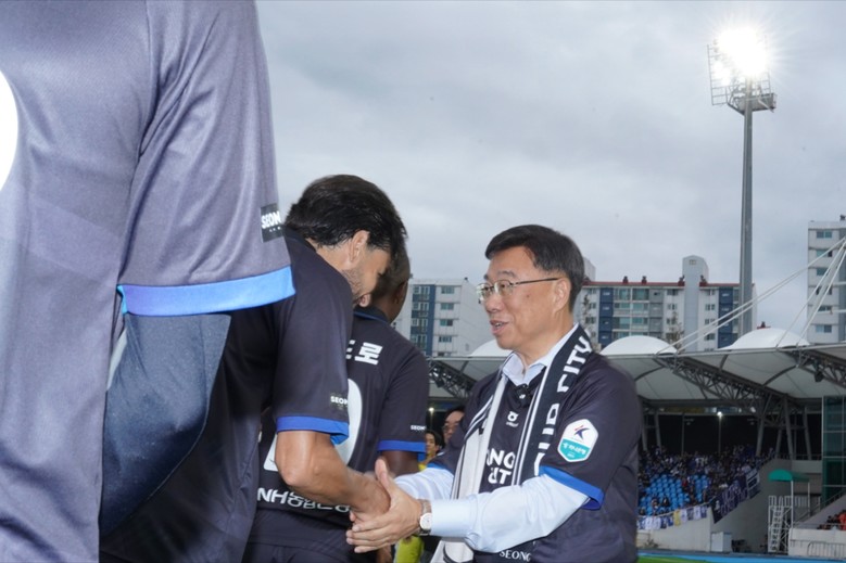 신상진 성남시장, 성남FC 홈경기 찾...