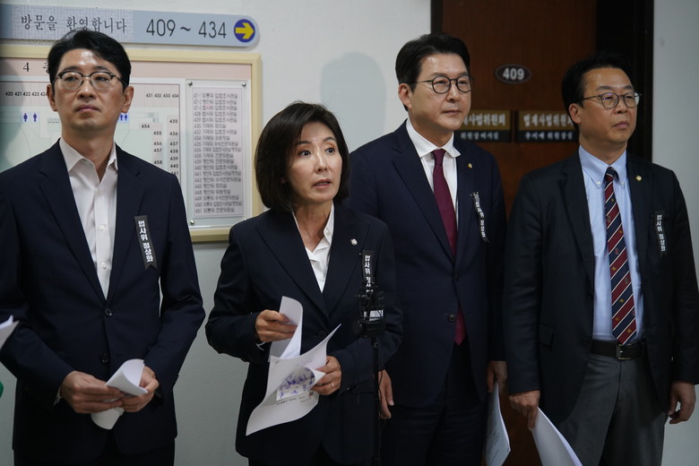 기자회견하는 
