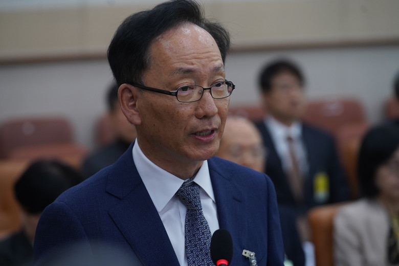 인사말 및 업무보고하는 