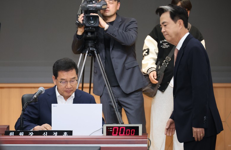 김태흠 해외출장·답변태도 놓고 고성"...