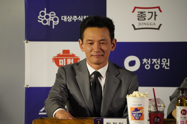 여유있는 미소의