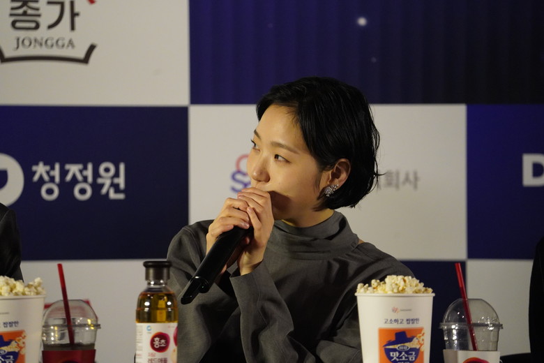 인터뷰 하고있는