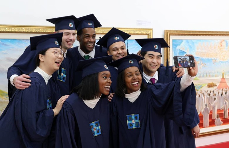 "행복을 알게됐어요"…무신앙도 매료된...