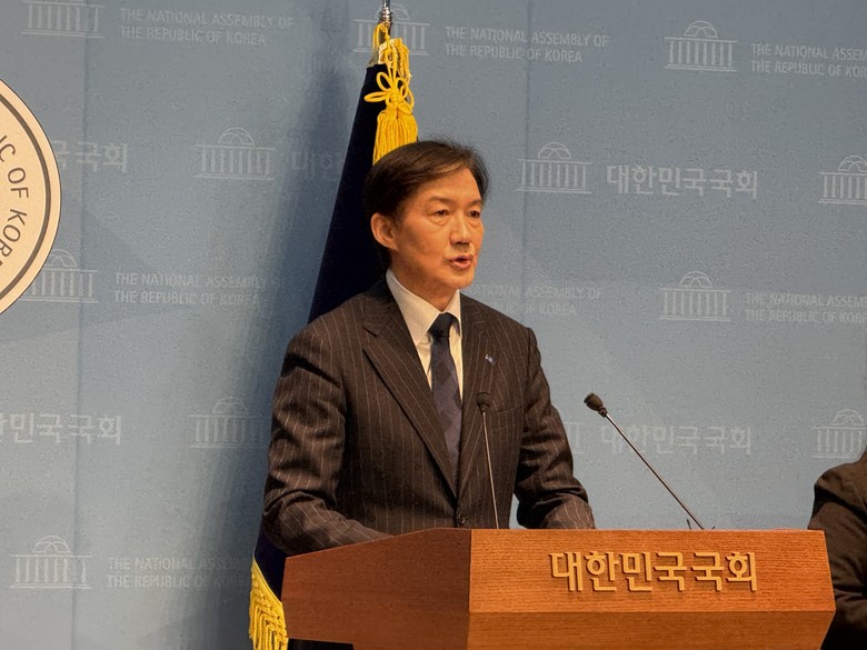 “조국, 당대표 출마 선언… ‘새 항...