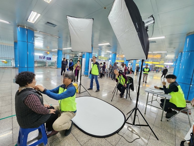 대구교통공사, 어르신‘장수사진 촬영’...