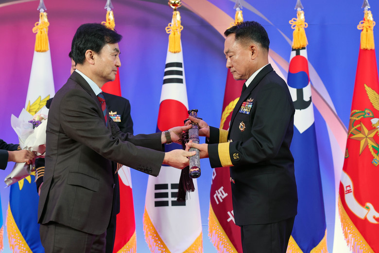 국방부,준장 진급자에 삼정검 수여"계...