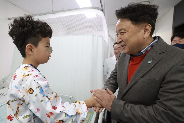 김영환 지사, 의료비후불제 신청가정 ...