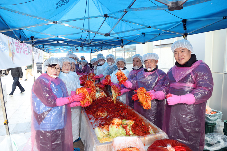 수원특례시의회, 사랑의 김장나눔 행사...