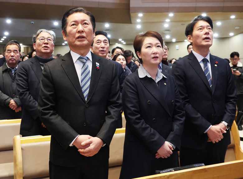 민주당 정청래 대표, 성탄예배서 시 ...