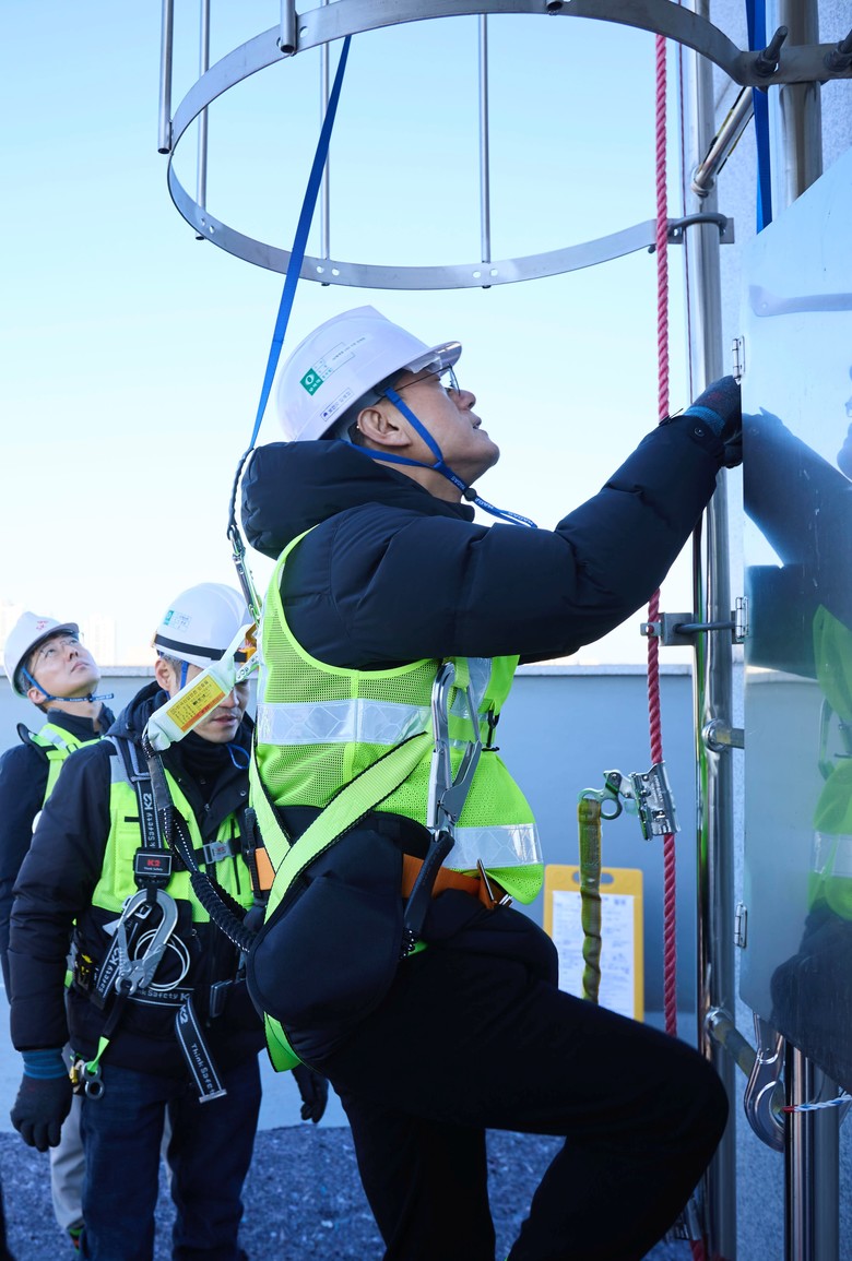 정재헌 SKT CEO, 연말 통신 현...
