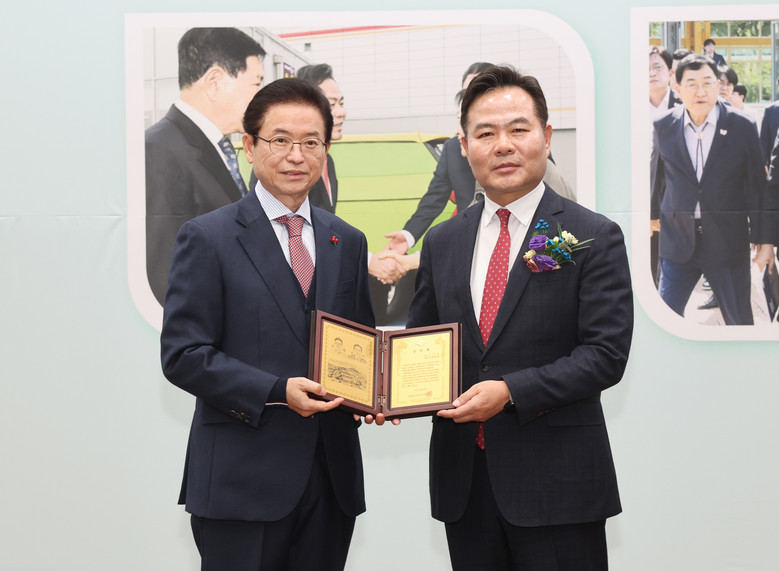 책임과 신뢰의 공직 33년.. 김학홍...