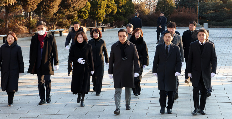 임태희 교육감,  안양시 현충탑 참배...