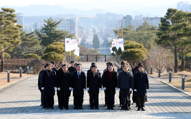충남도의회, 충혼탑 참배로 병오년 시...