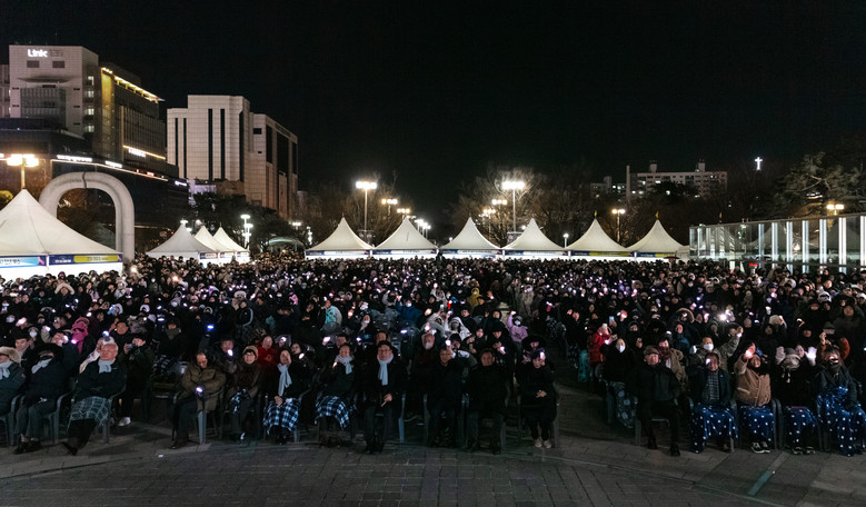 빛으로 붉은 말을 그리다 … 시민과 ...
