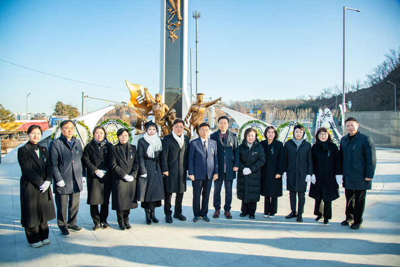 성남시의회, 2026년 신년 현충탑 ...