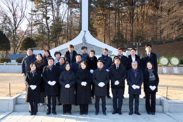 용인특례시의회, 현충탑 참배로 새해 ...