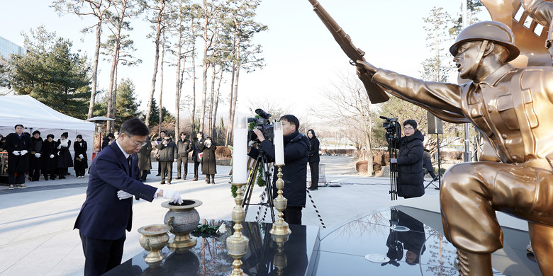 성남시, 시청 공원 현충탑서 새해 참...